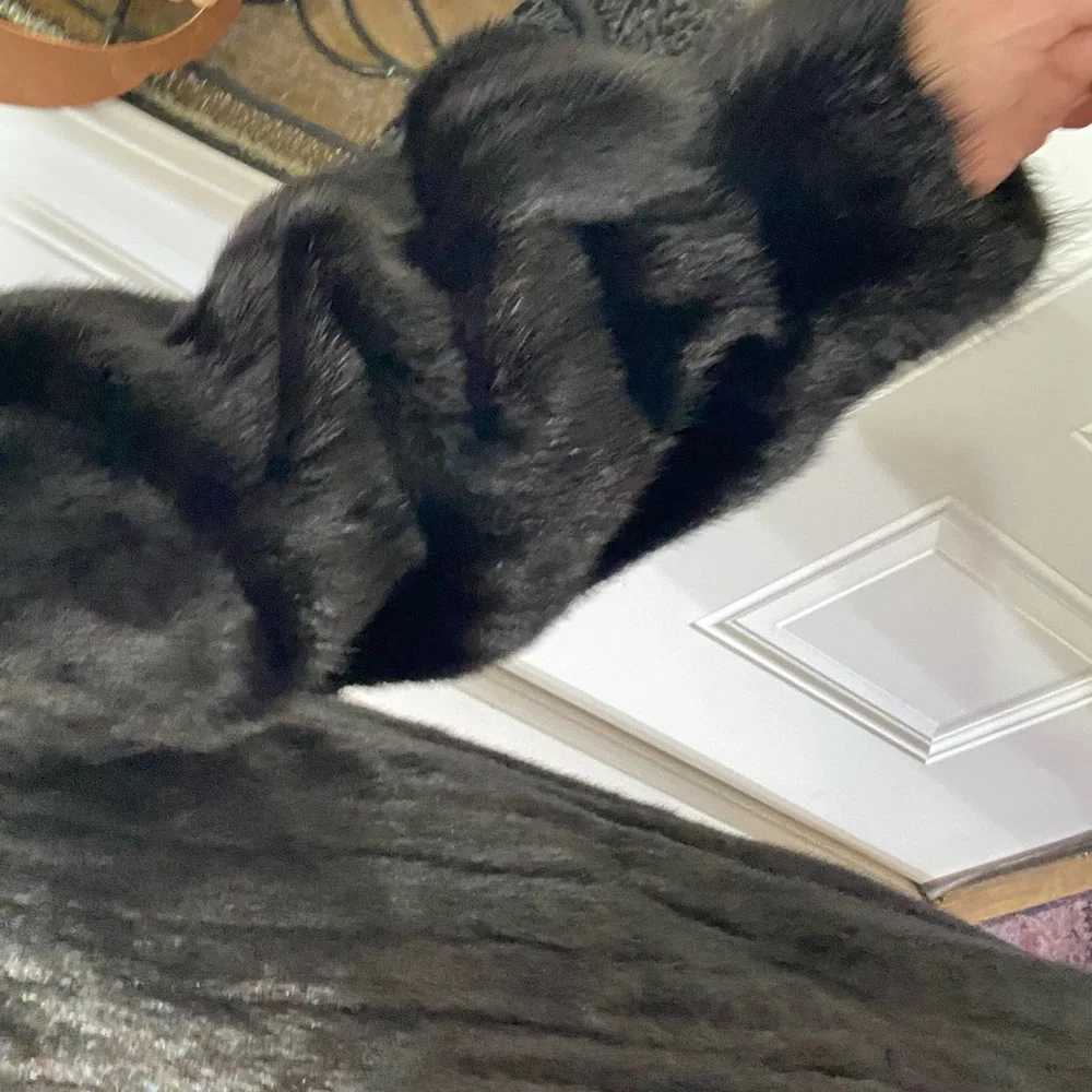 Elegant Full-Length Black Mink Fur Coat - Picture 4 of 4